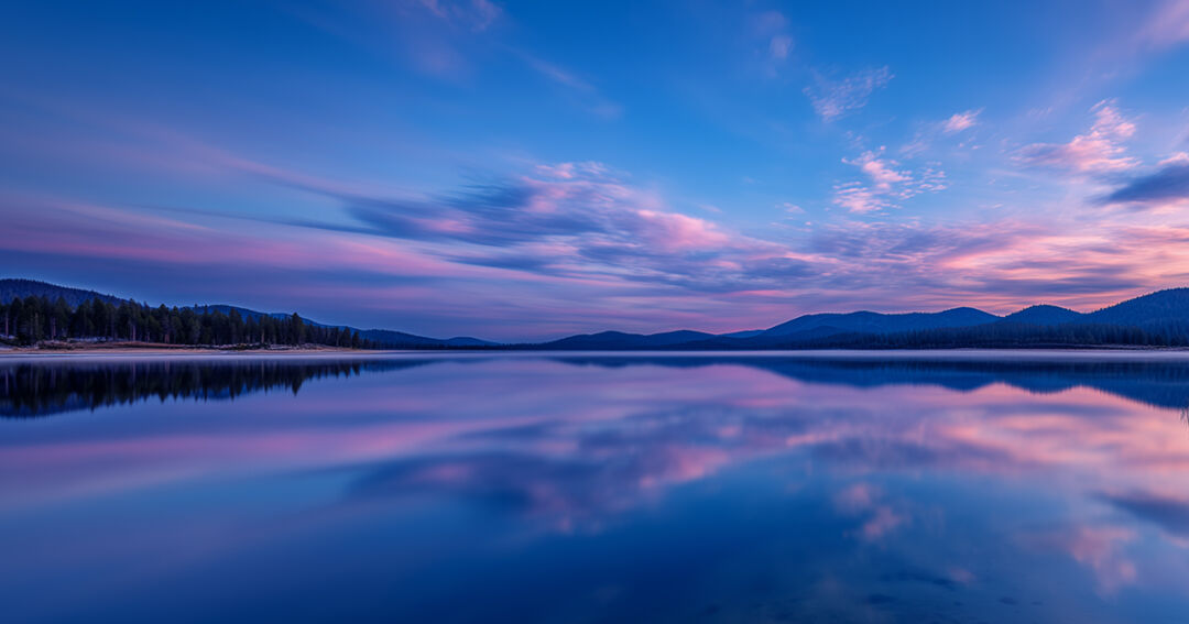 minami7573_icy_reflective_lake_at_magic_hour_pale_blue_silver_a_d1c16629-81c2-430d-9edc-11882e556910